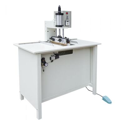 La máquina neumática para curvar lomos de encuadernación en tapa dura HX700CBR curva los lomos con moldes calefactados y alimentación manual sencilla