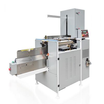 Capa de cubierta semiautomática en la máquina con alimentador y entrega automática de prensado