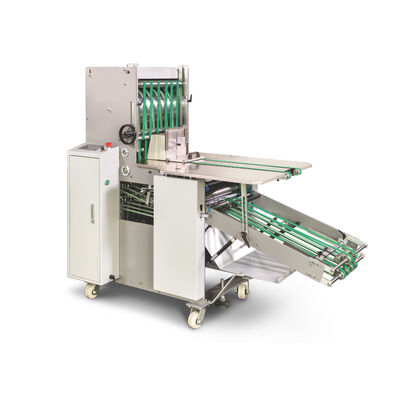 Máquina de entrega plegable y máquina auxiliar diseñada para manejar productos plegados de gran volumen con entrega y gran capacidad de almacenamiento