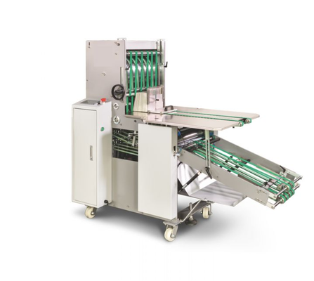 Máquina de entrega plegable y máquina auxiliar especializada en el manejo de productos plegados y atados con entrega por empilador de prensa vertical